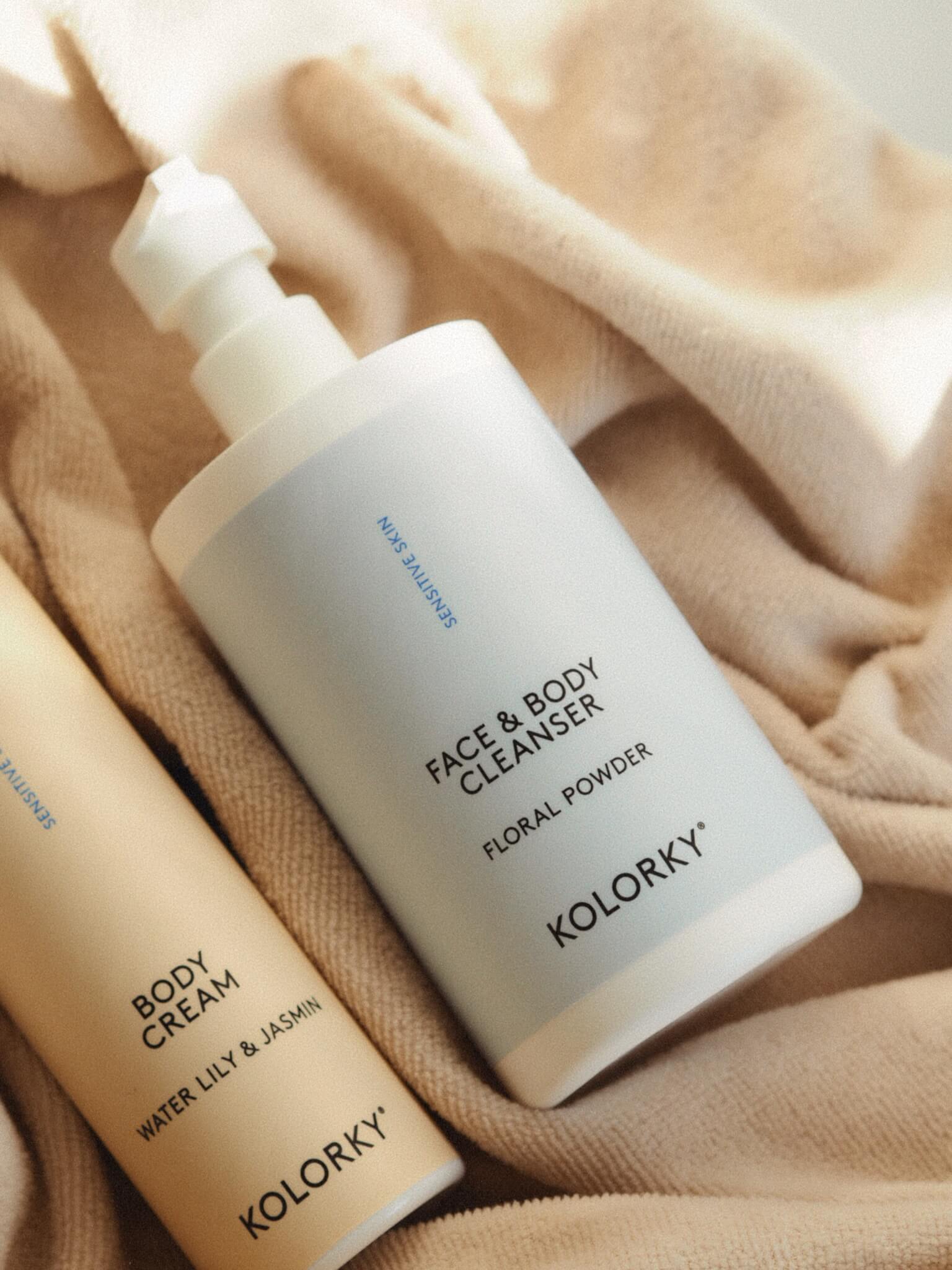 FACE & BODY CLEANSER, Floral Powder,  390 ml